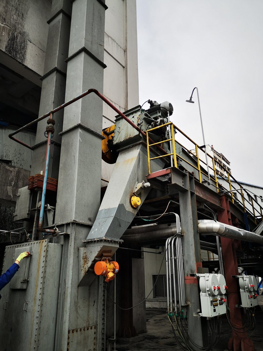 Gas-tight en masse chain scraper conveyor installed for nitrogen inerting in new-energy powder handling