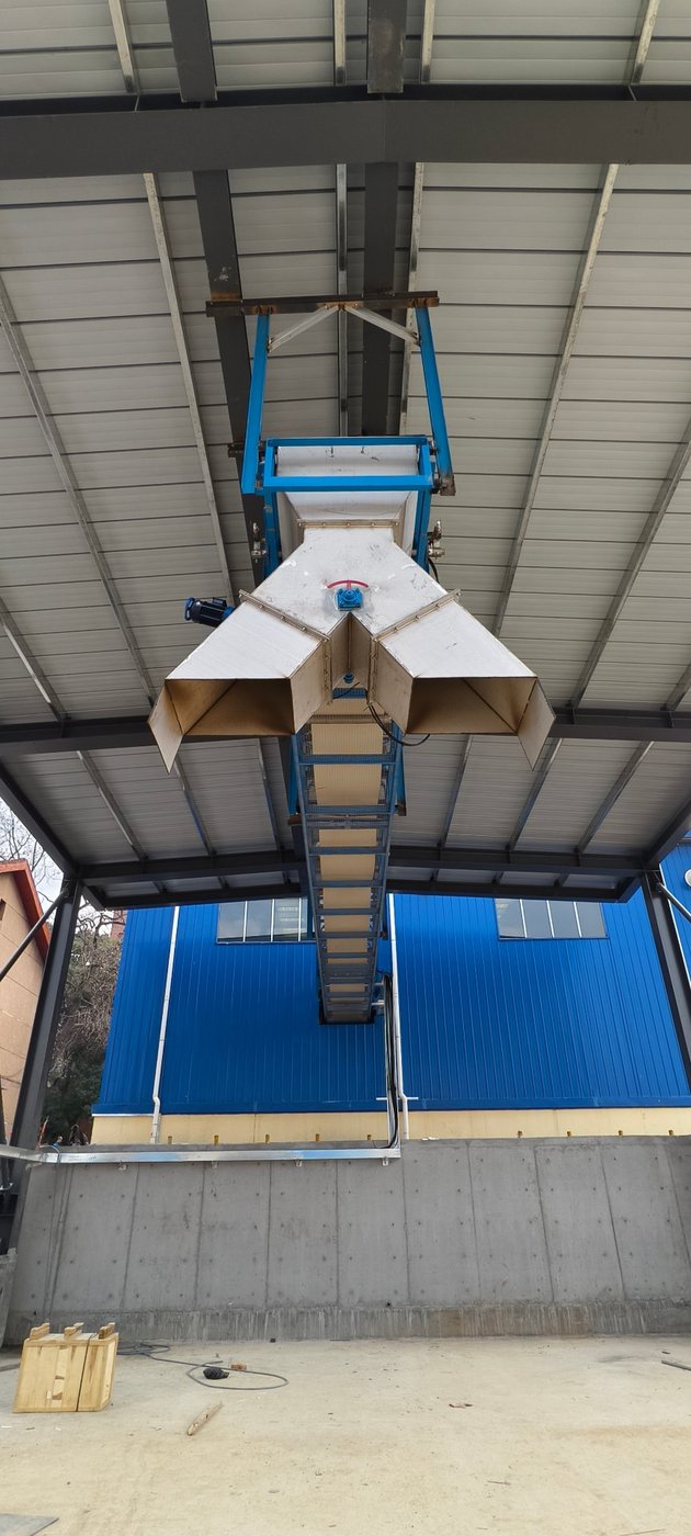 Multi-way diverter chute distributing wet pulp to different destinations at a pulp and paper mill
